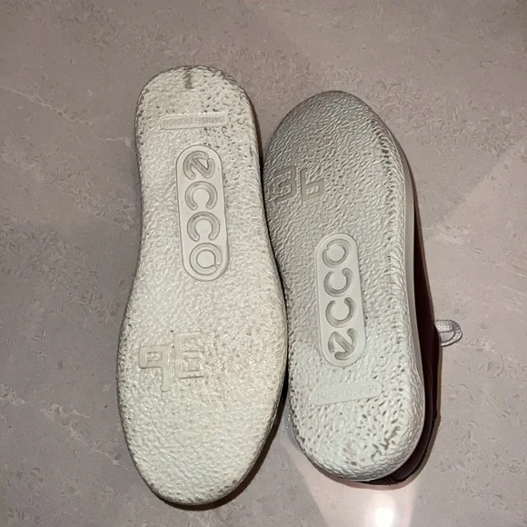 Ecco ladies burgundy Soft 7 Street
Sneakers Size EU 36 with navy heel accent - Picture 5 of 6